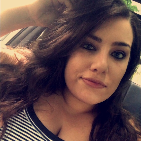 Profile Picture of Amber Forner (@forneramber) on Poshmark