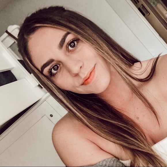 Profile Picture of Samantha Grisotti (@samanthagrisott) on Poshmark