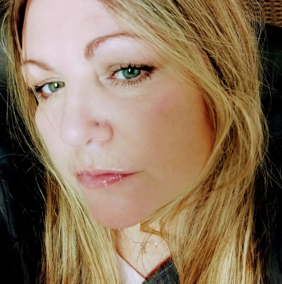 Profile Picture of April Sealey (@alsdlc) on Poshmark