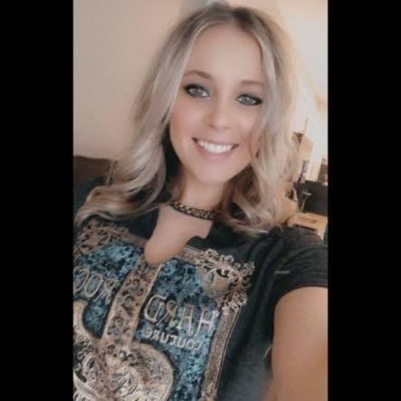 Profile Picture of Amanda Lemons (@amandalemons) on Poshmark