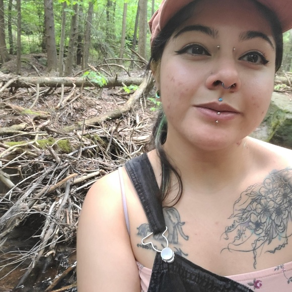 Profile Picture of Sol Perez (@sunii_9) on Poshmark