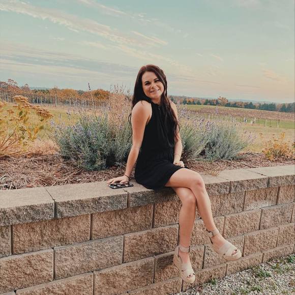 Profile Picture of Sarah Jennemann (@sarahjennemann) on Poshmark