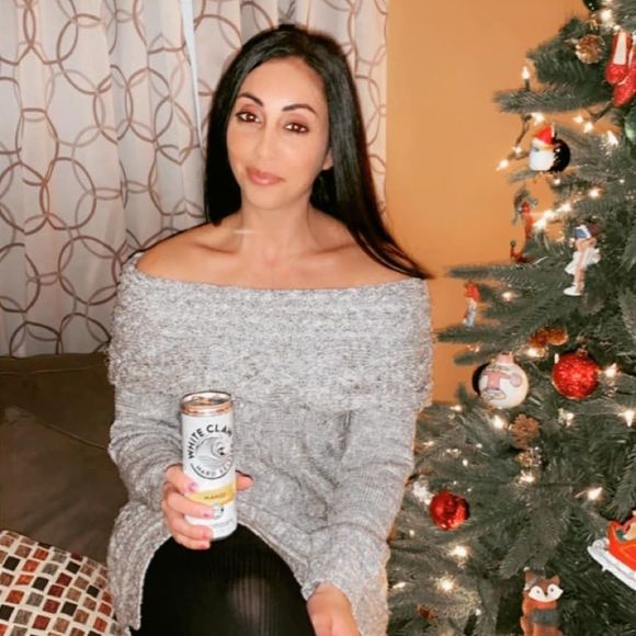 Profile Picture of Jenna Bruzzese (@jna1048) on Poshmark