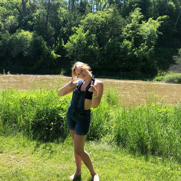 Profile Picture of Simone Hill (@simonelee873) on Poshmark