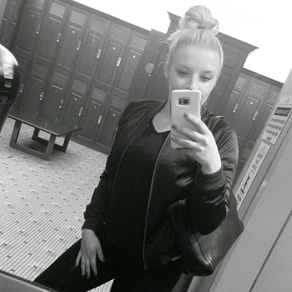 Olga Tkachenko - Poshmark Profile Picture of Olga Tkachenko (@ola52) on Poshmark