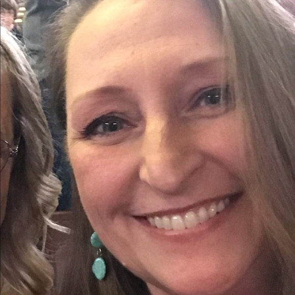 Profile Picture of Cheri Howrey (@anniesue2348) on Poshmark
