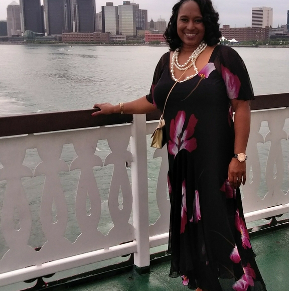 Profile Picture of Valerie Mackall (@oneoldmomma) on Poshmark