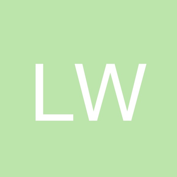 Profile Picture of Liz Wetmore (@lizzardesign) on Poshmark