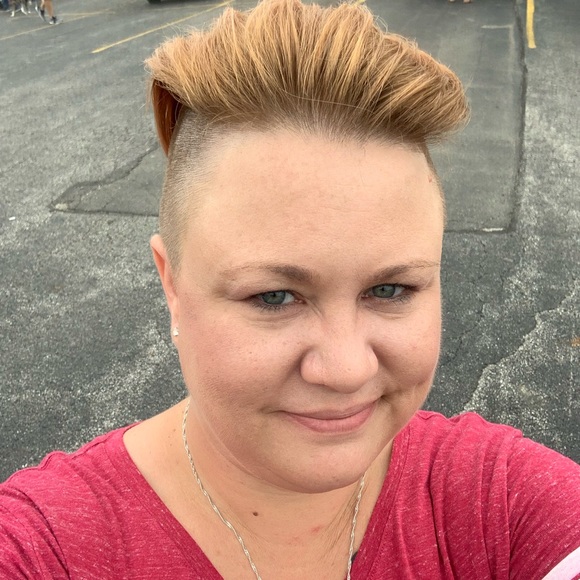 Profile Picture of Michelle Yakubik (@myakubik) on Poshmark