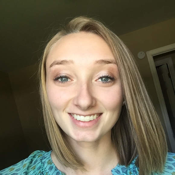 Profile Picture of Brooke Hartnell (@bghartnell) on Poshmark