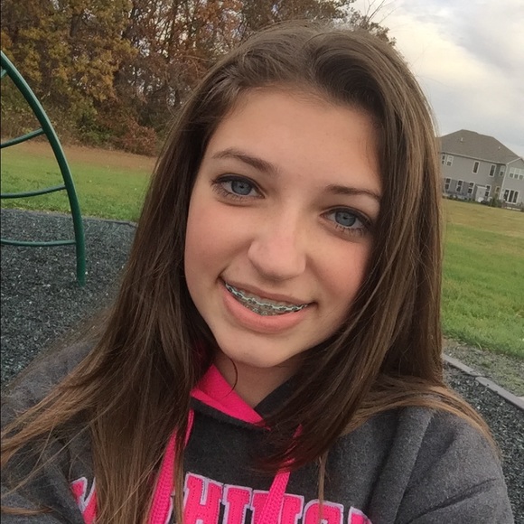 Profile Picture of Riley Vanderwerf (@riley_gail) on Poshmark