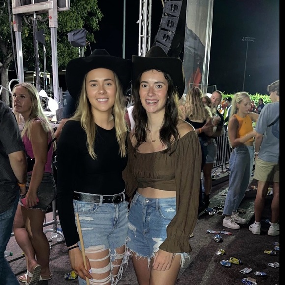 Profile Picture of Lauren Heesch (@laurenheesch) on Poshmark