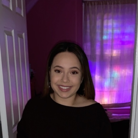 Profile Picture of Bella Alvarez (@iiella) on Poshmark