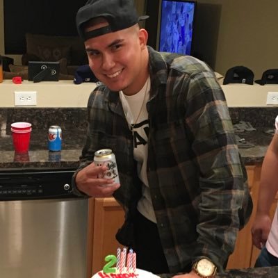 Profile Picture of Hector Flores (@YourPapiHector) on Twitter