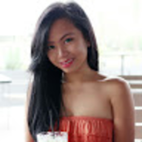 Profile Picture of Clare Nguyen (@clarenn917) on Poshmark