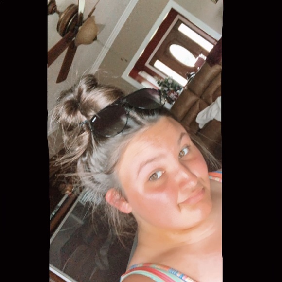 Profile Picture of Carlie Roby (@carlie_roby) on Poshmark