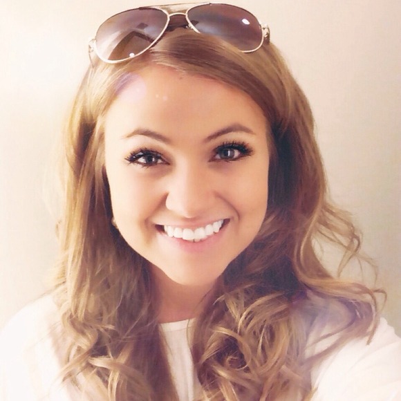 Profile Picture of Joelle Whitlock (@linda_joelle) on Poshmark