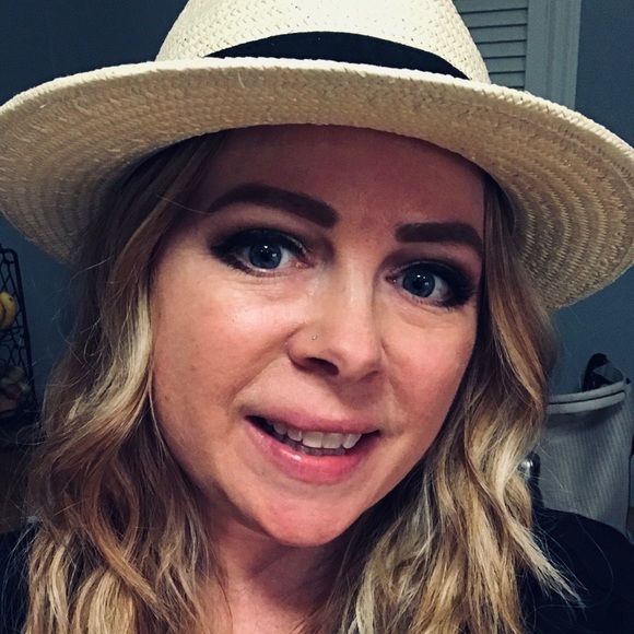 Profile Picture of Melissa Dedert (@melissabell2191) on Poshmark