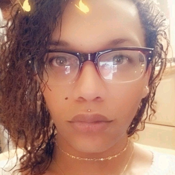 Profile Picture of Jenus Newvine (@jennilovesgold) on Poshmark