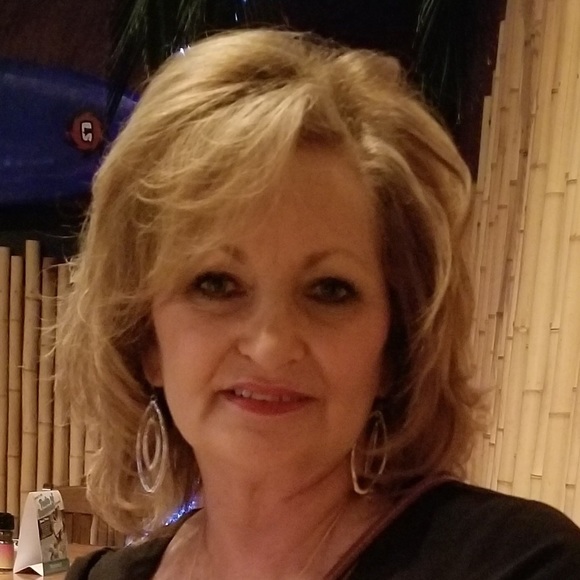 Profile Picture of Debra Hanson (@caddybug27) on Poshmark