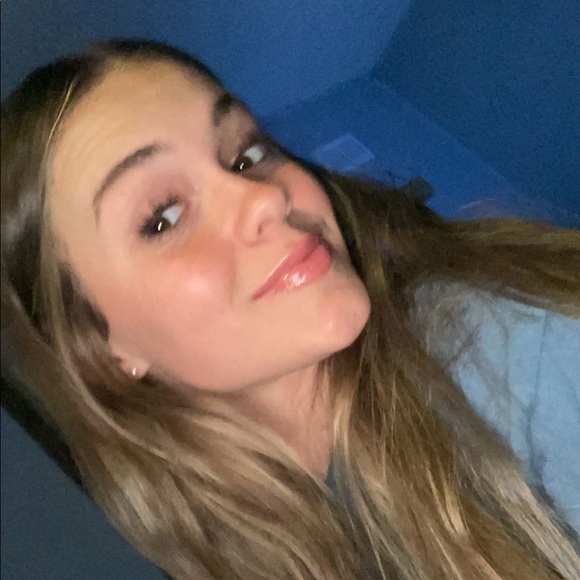 Brenna Wright - Poshmark Profile Picture of Brenna Wright (@brennawrightt) on Poshmark