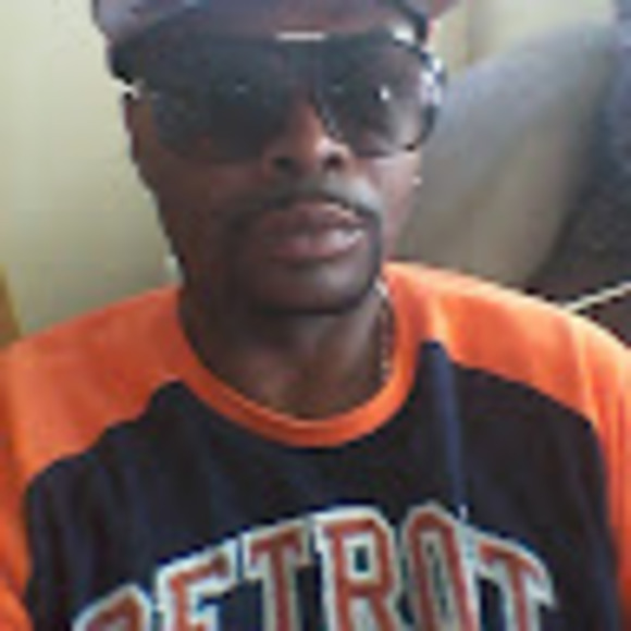 Profile Picture of Shawn Huff (@shawnhuff76) on Poshmark