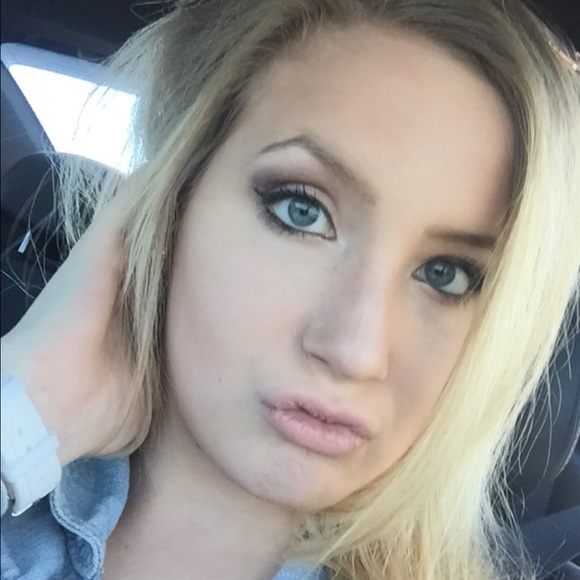 Bailey Farley - Poshmark Profile Picture of Bailey Farley (@baileyfarley) on Poshmark