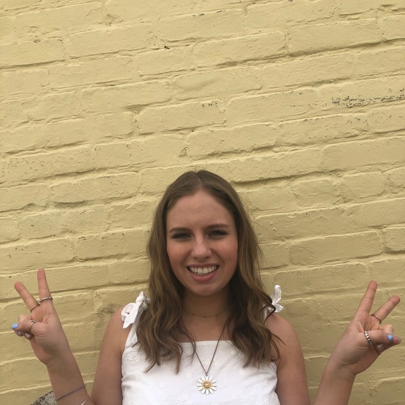 Profile Picture of Maddie Filloon (@maddie_filloon) on Poshmark