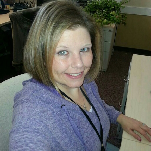 Profile Picture of Amanda Hankins (@mandella75) on Poshmark