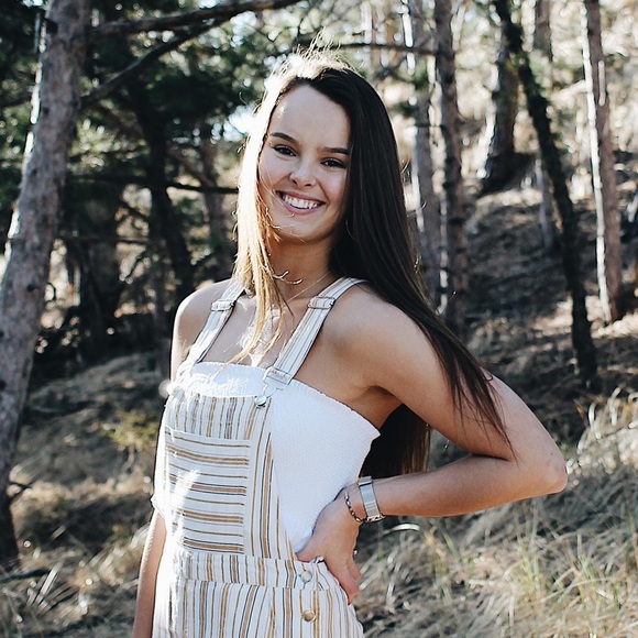Profile Picture of Chloe Mitchell (@chloeviv_) on Poshmark