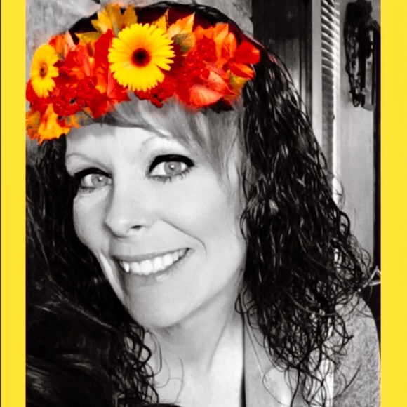 Profile Picture of Amanda Alexander (@apippin2004) on Poshmark