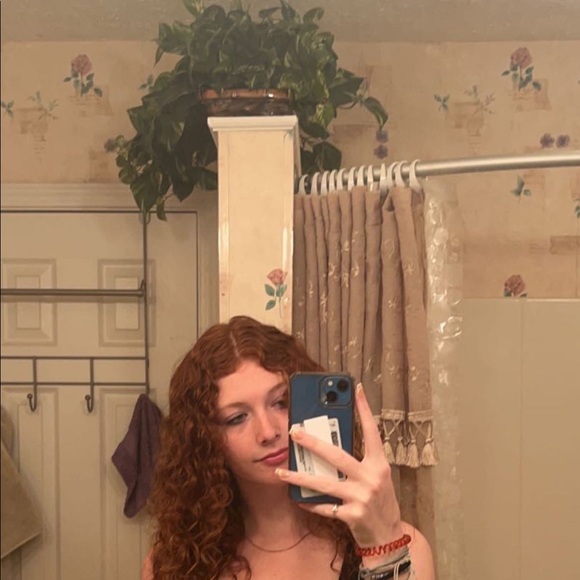 Profile Picture of Kylee Simons (@kylee_eeee) on Poshmark