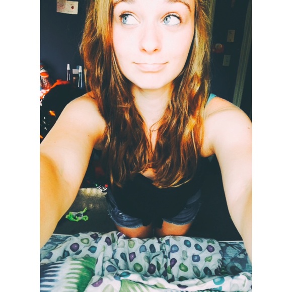 Profile Picture of Lisa Bryan (@lisaalyn) on Poshmark