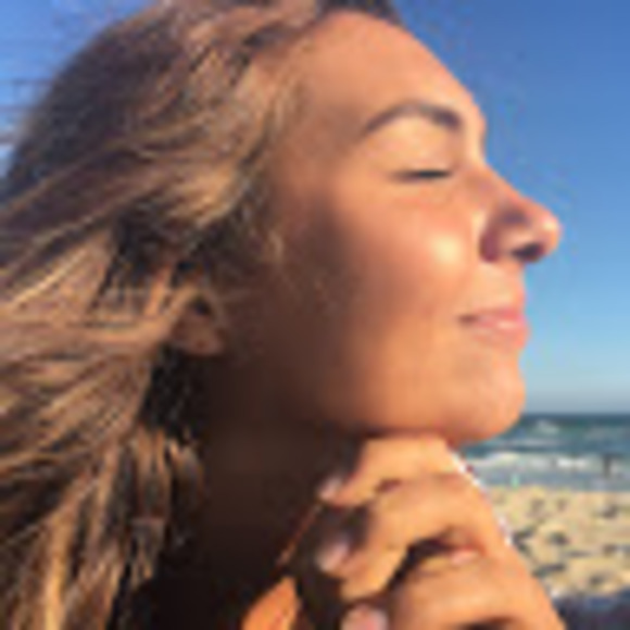 Profile Picture of Malia Konig (@konigmalia18) on Poshmark