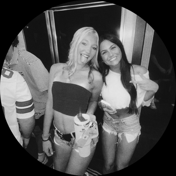 Profile Picture of Ariana Sadeh (@arianasadeh42) on Poshmark