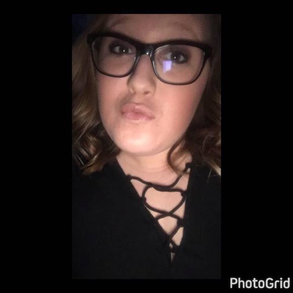 Profile Picture of Kelsea Robertson (@kelsearobertson) on Poshmark
