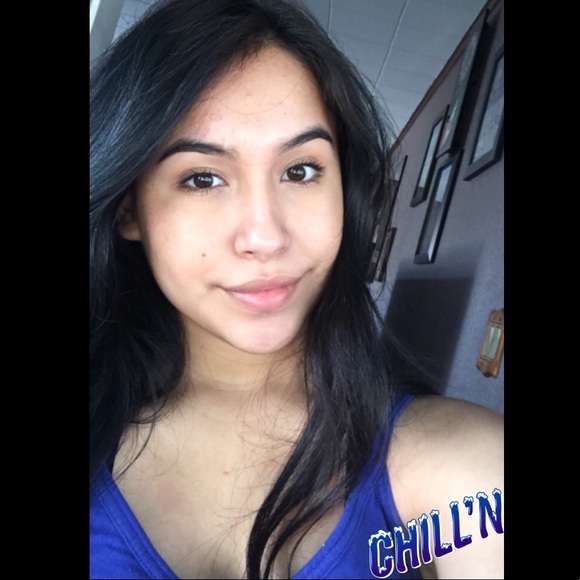 Profile Picture of Estrella Alvarez (@estrellaalva806) on Poshmark