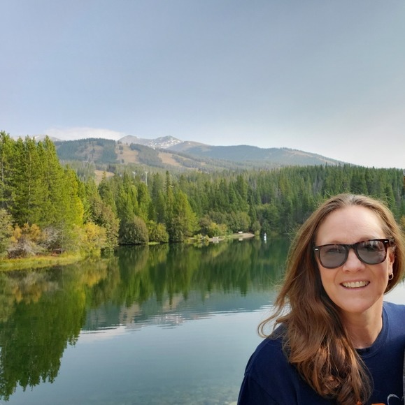 Profile Picture of Cyndi Roberts (@cyndiroberts303) on Poshmark