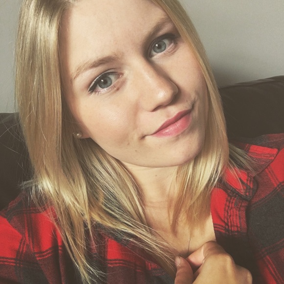 Profile Picture of Emily Schnurr (@emily_schnurr) on Poshmark