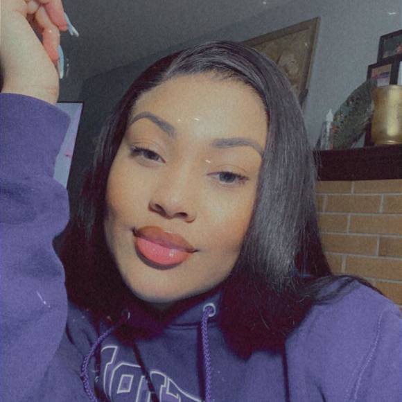 Profile Picture of Aleece Leece (@_leece_) on Poshmark