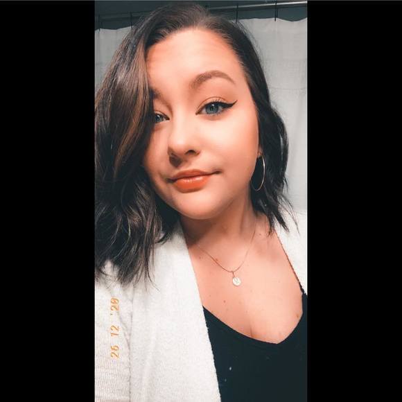 Profile Picture of Lauren Tommer (@laurentommer) on Poshmark