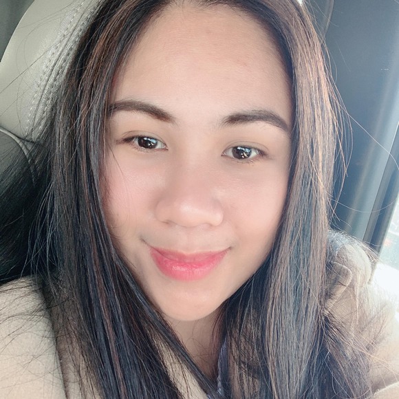 Profile Picture of Rhea Knoblauch (@rirepancol) on Poshmark