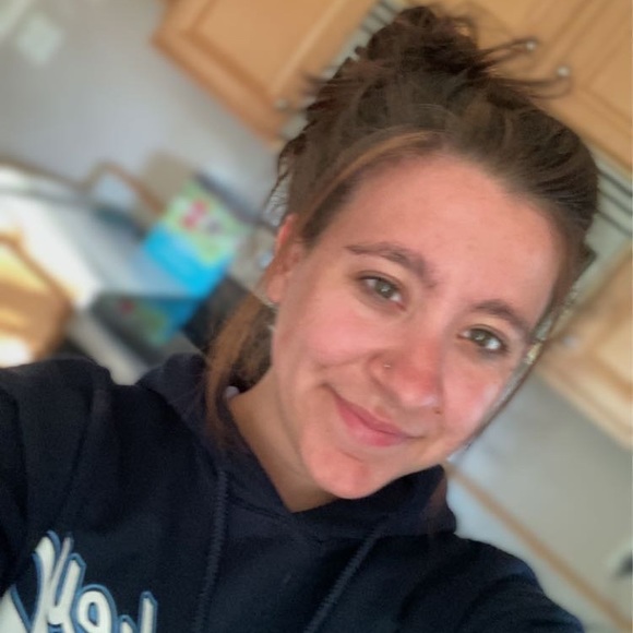 Profile Picture of Alayna Reid (@reidalyna33) on Poshmark