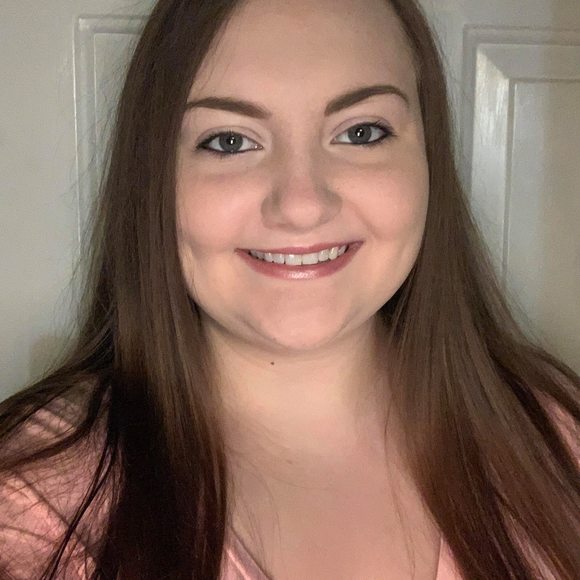 Profile Picture of Lauren Steed (@lbs1999) on Poshmark