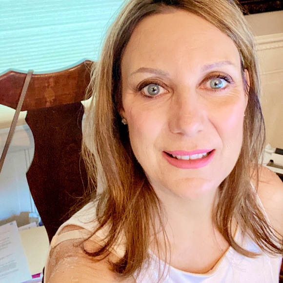 Profile Picture of Julie Ginnis (@julieginnis) on Poshmark