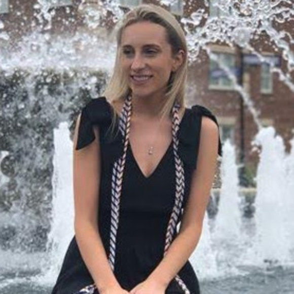 Profile Picture of Amanda Devlaeminck (@amandadevlaemi) on Poshmark