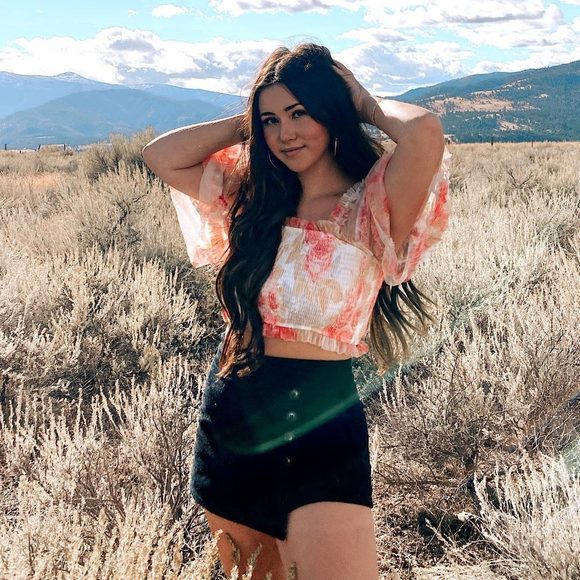 Profile Picture of Olivia Panarella (@olivialeilani) on Poshmark