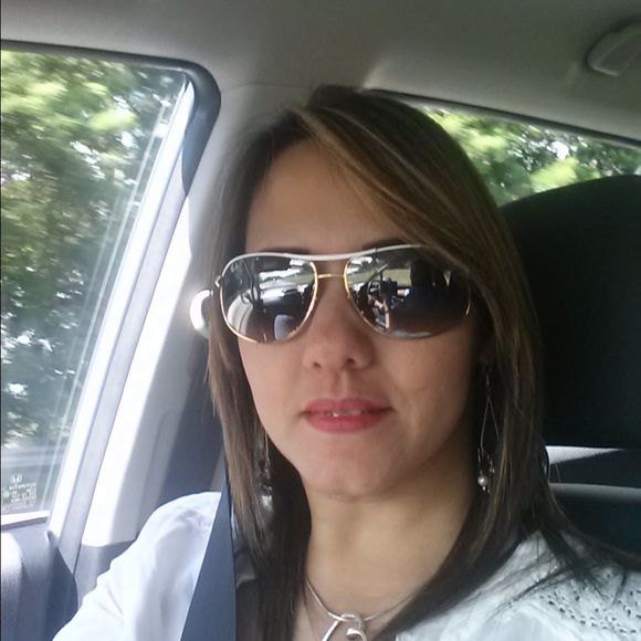 Profile Picture of María Erazo (@maerazo) on Poshmark