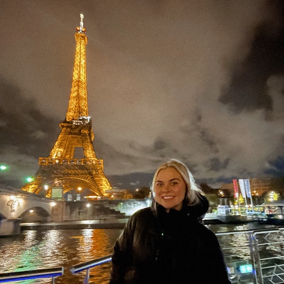 Profile Picture of Isabel Smith (@welcomeizzy02) on Poshmark