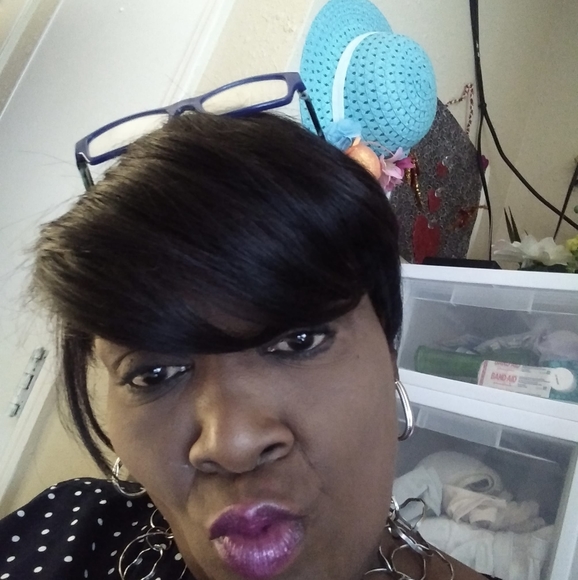 Profile Picture of Tracy Andrews toliver (@tracyandrews588) on Poshmark